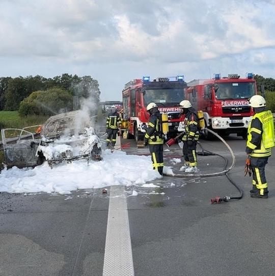 Ausgebrannter PKW bedeckt mit Löschschaum